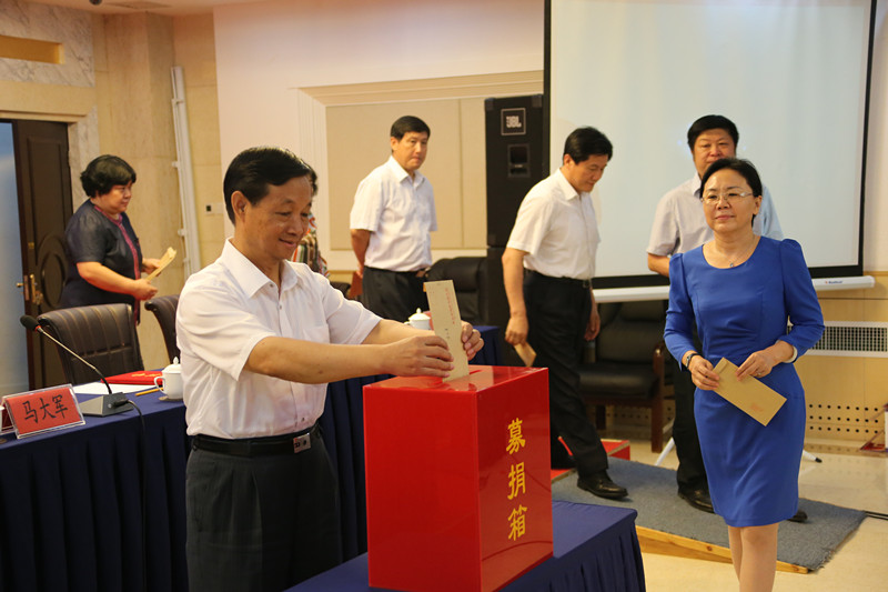 图为党员爱心捐款