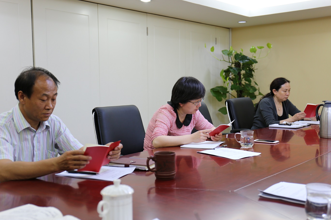 盲按中心“两学一做”部署会