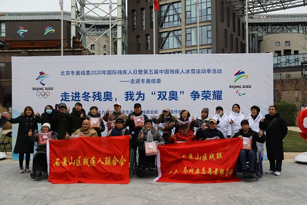 图为活动现场合照