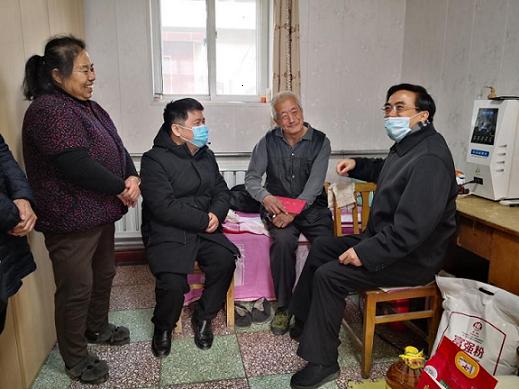 图为程凯与残疾人亲切交谈
