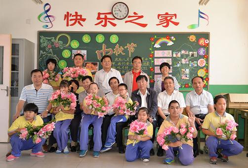 图为与特教学校师生合影