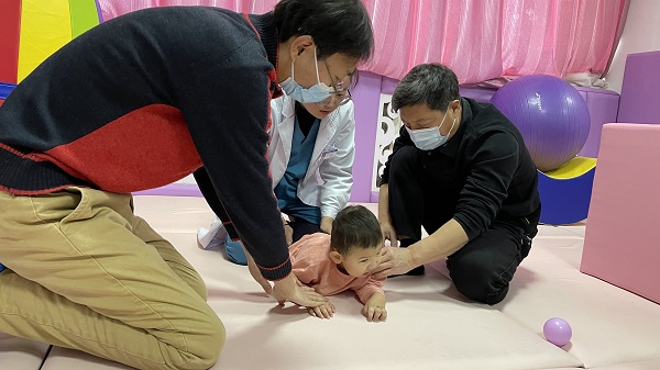 图二 对多伦县残疾人康复中心肢体残疾儿童进行康复指导