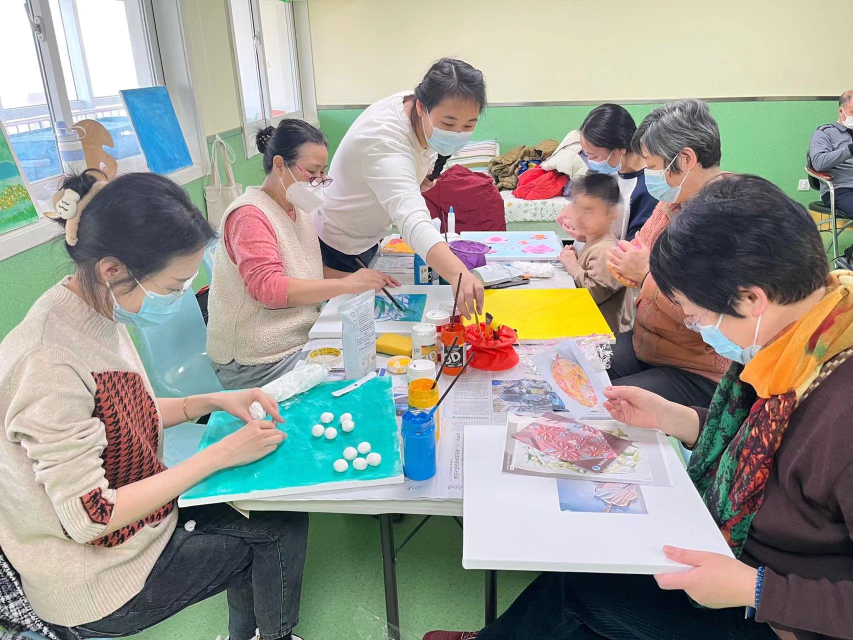 图为家长们参与春日主题绘本分享会