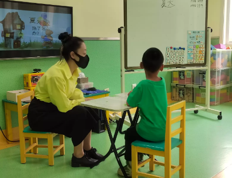 图为进修教师实操训练公开课现场