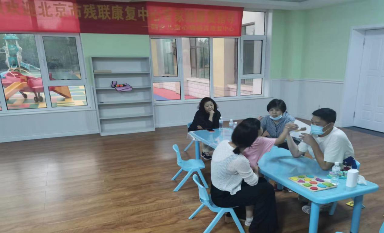 图为一对一康复指导