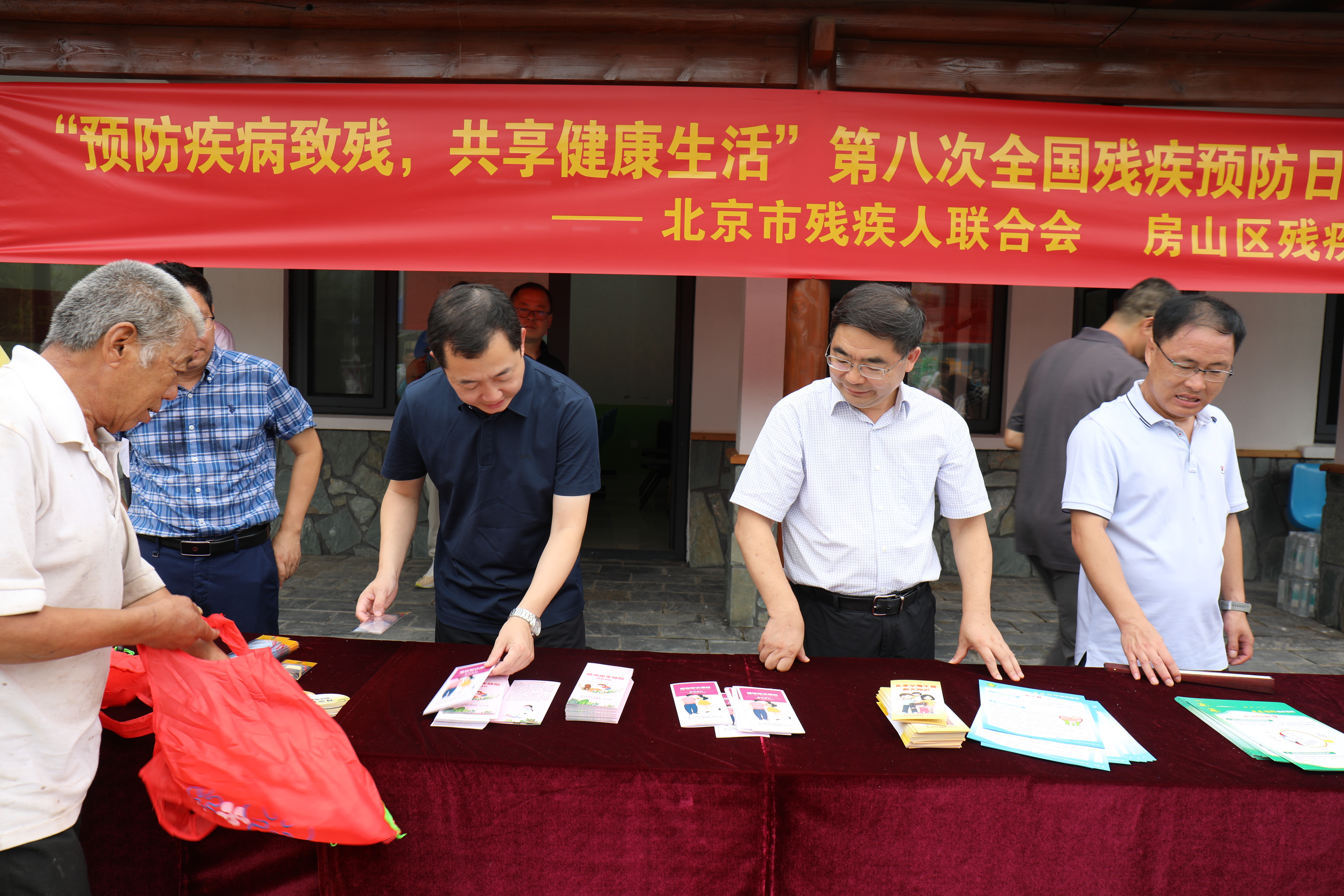图为发放宣传单现场