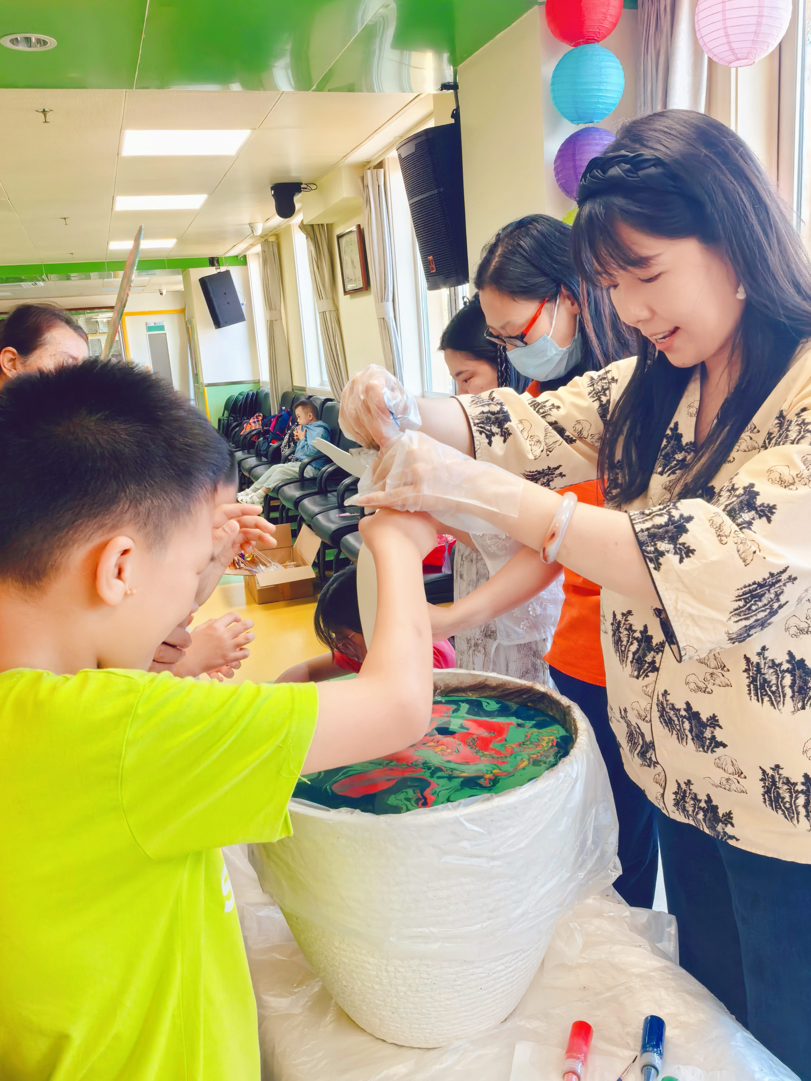 漆扇制作体验活动现场
