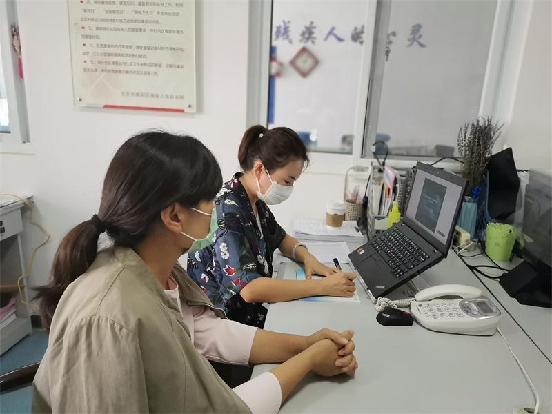 图为各单位组织人员认真学习听课