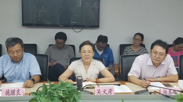 图为北京市残联理事长吴文彦在会议上讲话