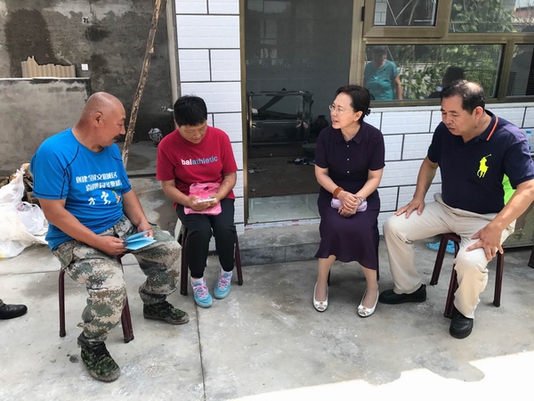 图为吴文彦理事长到延庆区和专职委员一起入户进行动态更新