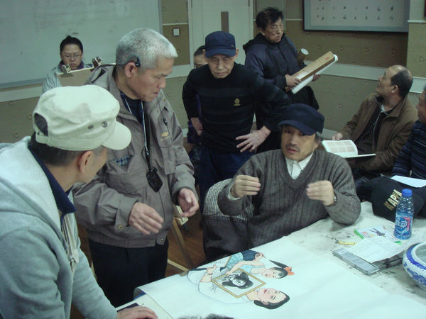 图为残疾人朋友在交流学习经验