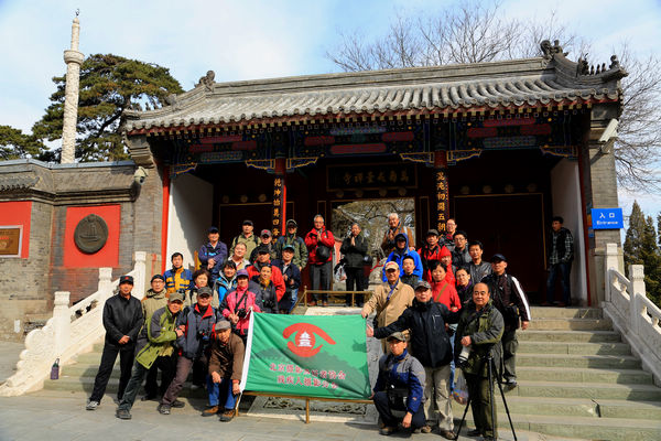 图为摄影学会会员在戒台寺合影（石占虎摄）