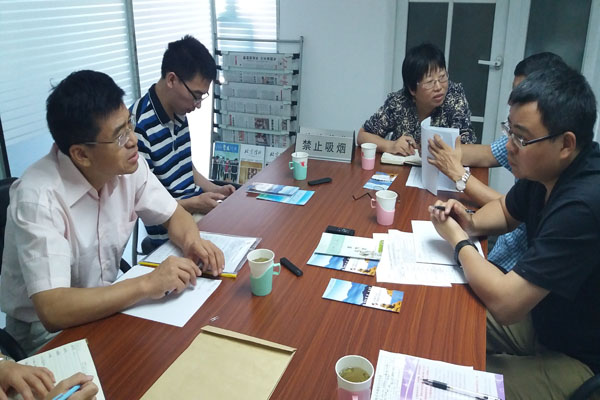 图为中期评估走访社会组织