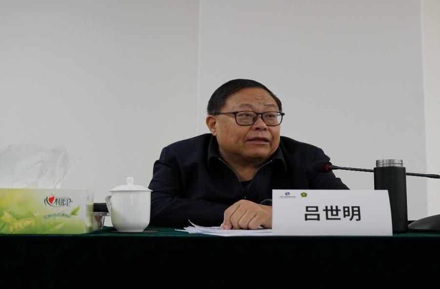 图为中国助残志愿者协会会长、全国人大常委吕世明讲话