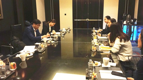 社就中心与酒店负责人进行座谈