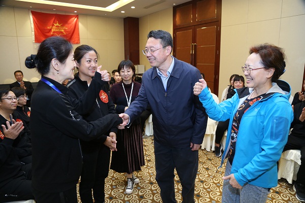 慰问参赛选手和工作人员