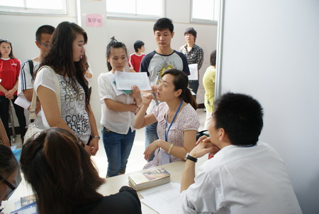 图为招聘会现场