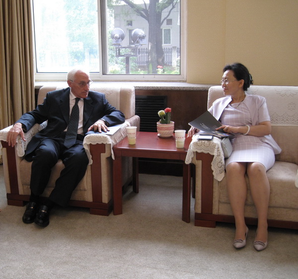 图为：吴文彦理事长与蒙塞拉特协会代表座谈
