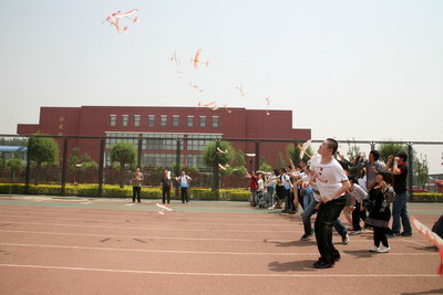 图为“发扬五四精神，用科学点亮残疾人的青春梦想” 团日活动现场