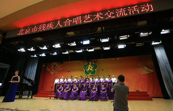 图为燕山合唱队演唱歌曲《龙的传人》