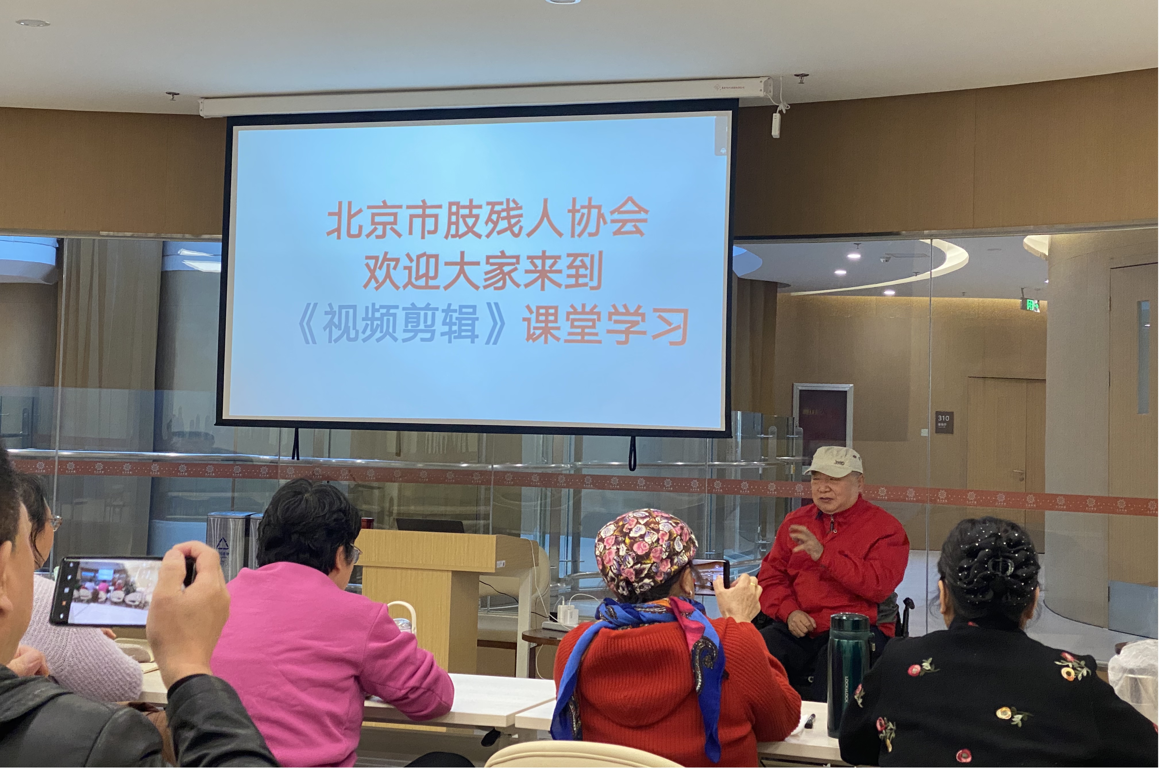 视频剪辑技术辅导现场图