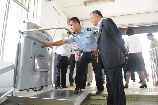 图为座谈会后进行现场体验