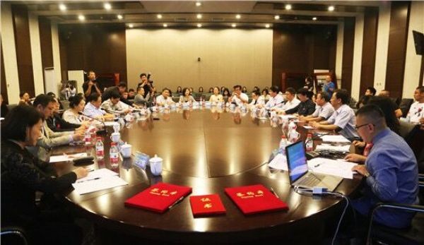 图为座谈会现场