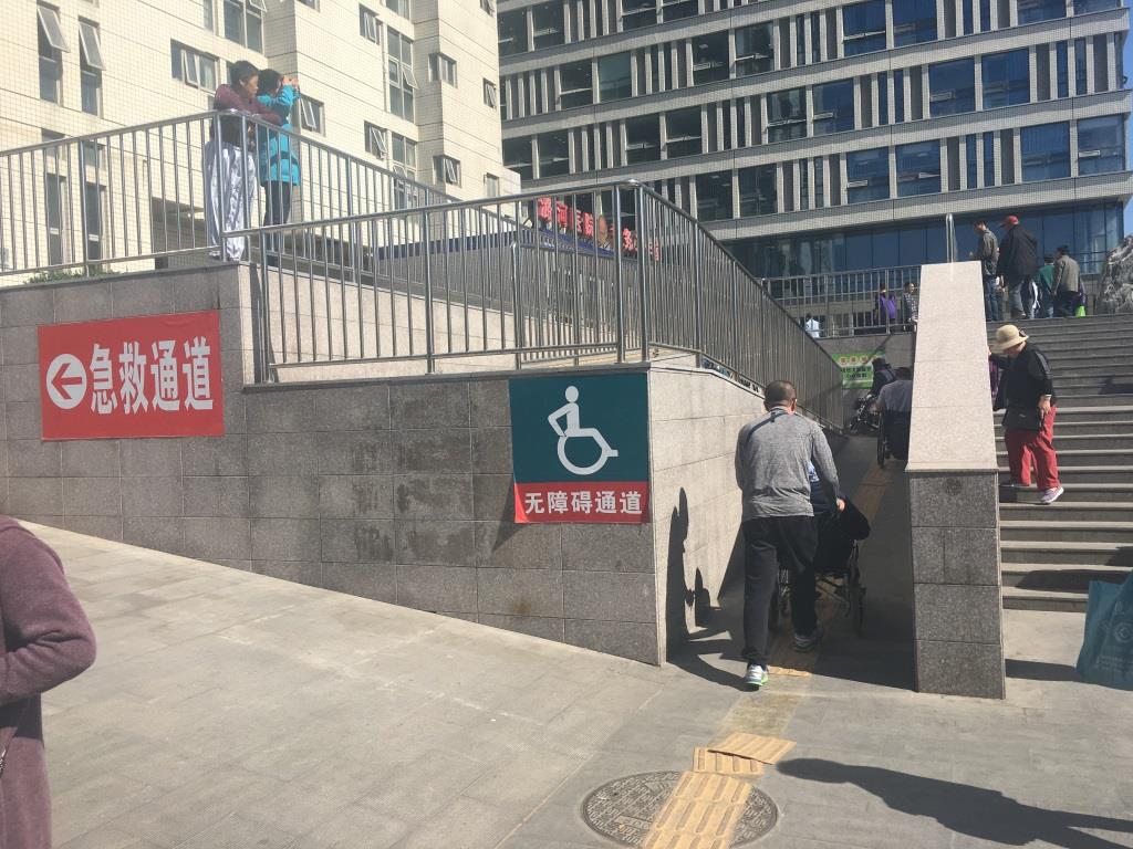 图为监督员体验现场