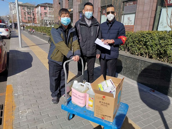 潘纪东理事长为东花市街道送去防疫物资