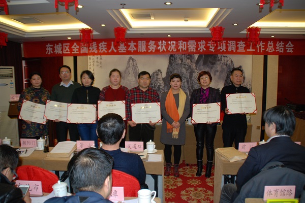 图为从艳梅同志为优秀组织单位颁奖