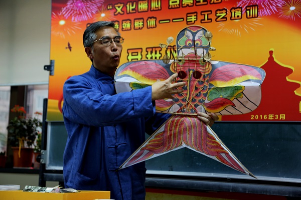 图为培训老师讲解风筝制作