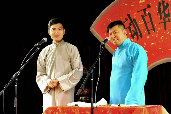 图为相声演员为残疾人表演相声