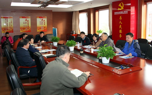 图为督查组听取汇报