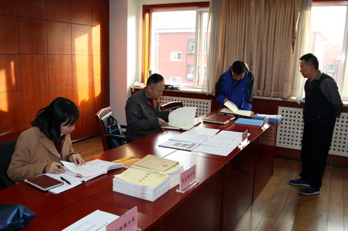 图为督导组检查党建工作