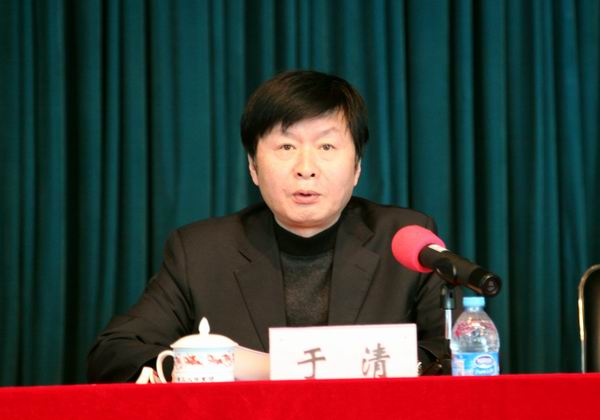 图为于清理事长作工作报告