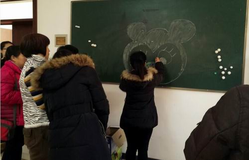 图为残疾人参加贴鼻子项目