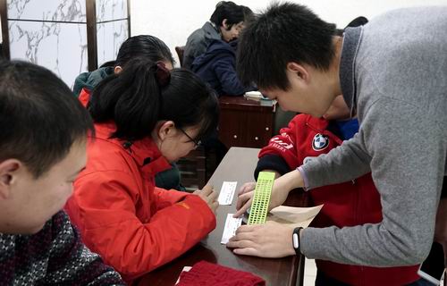 图为大家学习盲文