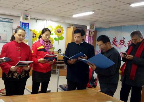 图为黑丫诗友会老师朗诵