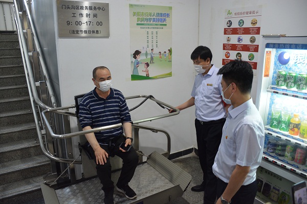 图为实地参观