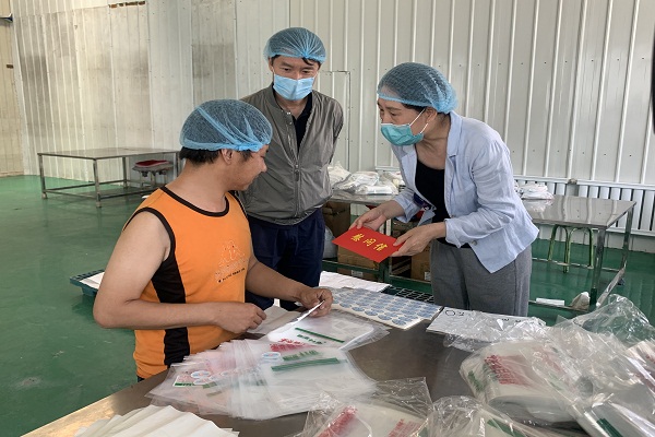 图为走访慰问照片