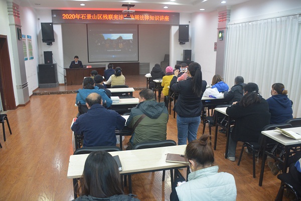 图为大家听普法讲座现场