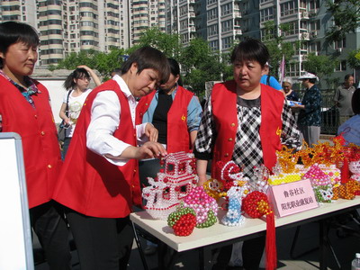 图为学雷锋促和谐大型公益活动现场