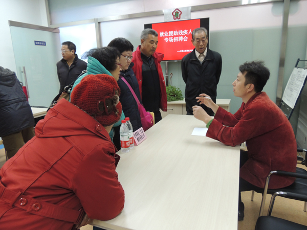 图为招聘会现场。