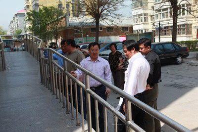 图为河北省怀来县残联理事长王有禄一行在门头沟区考察现场