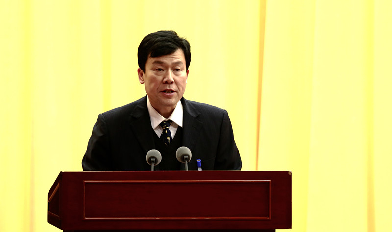 图为房山区残联党组书记、理事长赵东升向大会作工作报告
