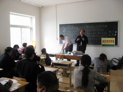 图为残疾人在营业员职业资格证书考试现场