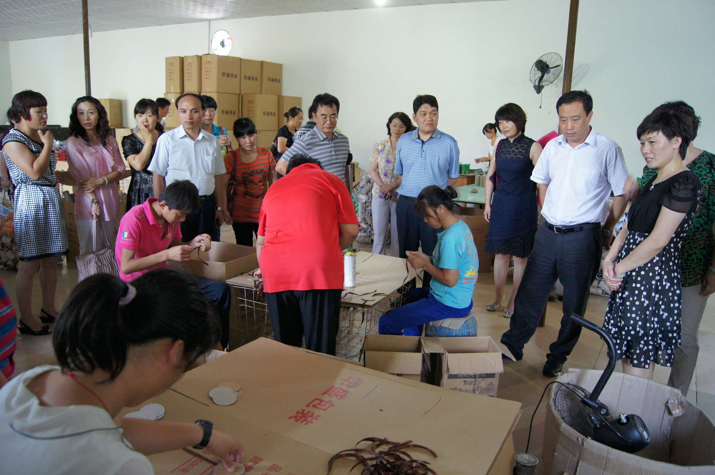 图为：参观残疾人在劳动
