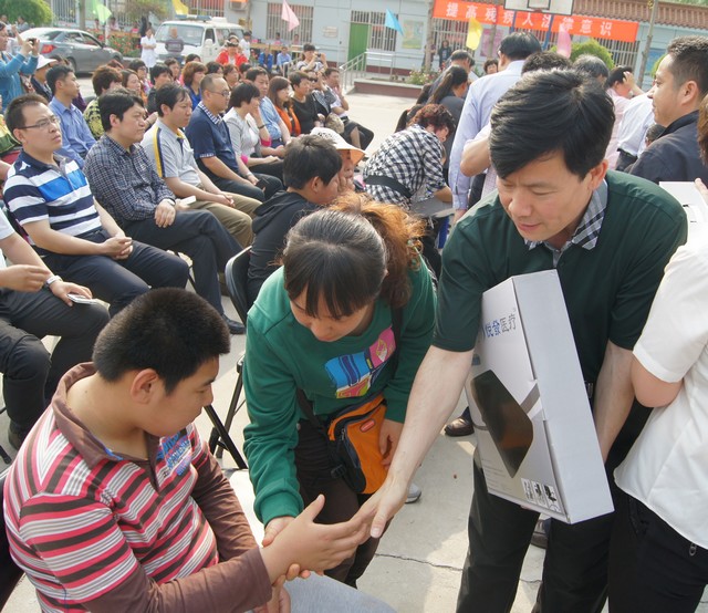 区残联理事长赵东升为残疾儿童发放辅助器具
