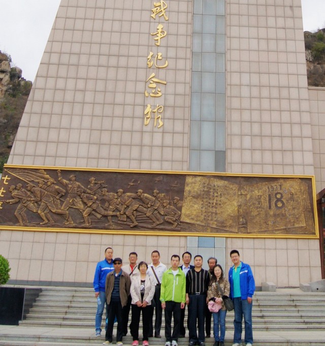 图为盲人朋友在抗日战争纪念馆前合影留念