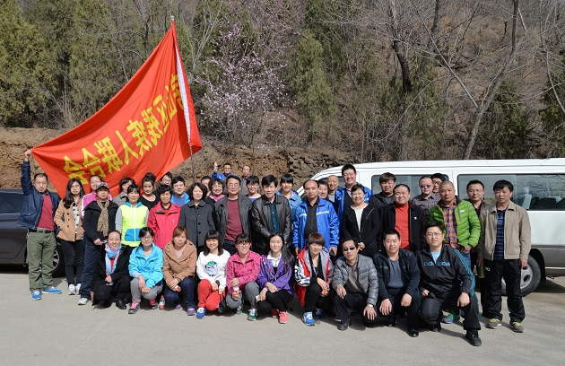 图为区残联全体登雾岚山留念